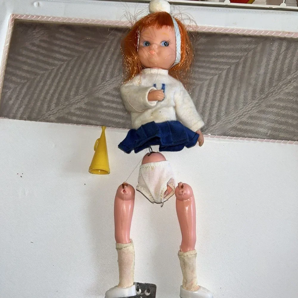 SUPER RARE KITTY COED CHEERLEADER BIG & GLANCING EYES FUN WORLD HUGGLES DOLL‎ B1